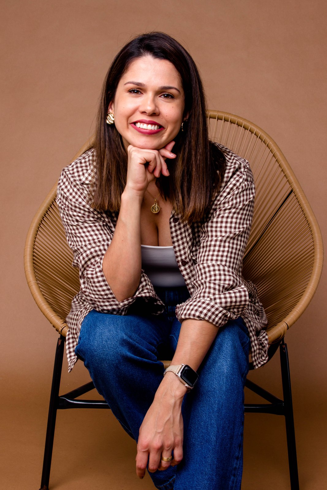 Daiane Lacerda, psicóloga, sorrindo em retrato